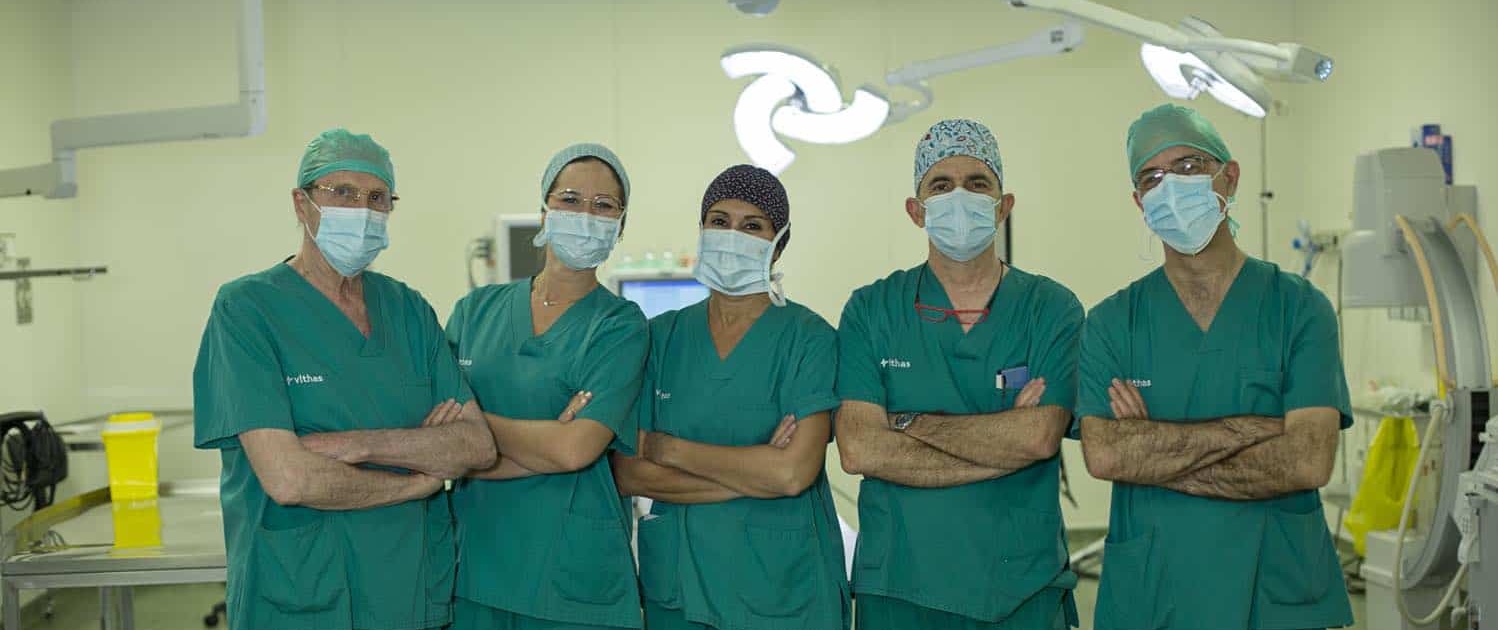 Equipo en quirófano de clínica cirugía digestiva Delgado y Asociados