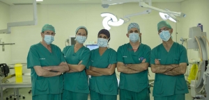 Equipo cirugía obesidad en quirófano de clínica cirugía digestiva Delgado y Asociados